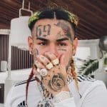 descubre el impactante gesto de generosidad de tekashi que se vuelve viral en las calles