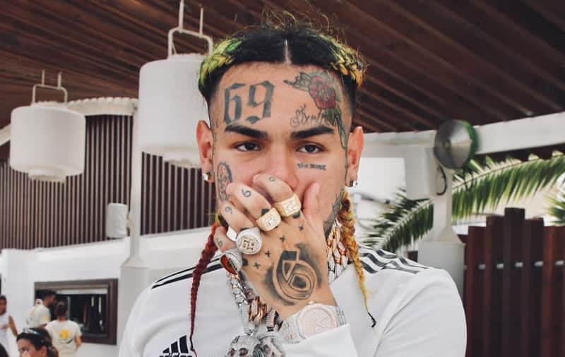 descubre el impactante gesto de generosidad de tekashi que se vuelve viral en las calles